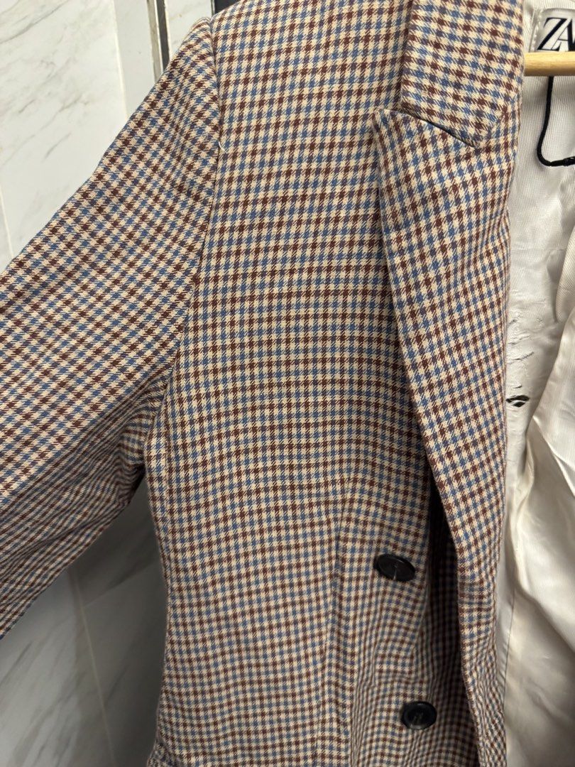 Zara Checkered Double-Breasted Blazer Size L (Category: Coats, Jackets and Outerwear) located in Makati City. Submitted by 099baby (Listing ID 1467813370, Image 3). Description: - Brand: Zara - Style: Double-breasted blazer with classic notch lapel, front flap pockets, and dark buttons - Pattern/Color: Brown and blue houndstooth - Size: EUR L, USA L, MEX 30 - Condition: Outer fabric is clean and intact; inner white lining has a noticeable tear an