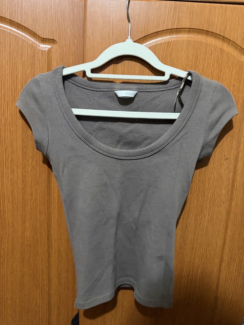 Zara Grey Ribbed Scoop Neck Top (Category: Sleeveless) located in Muntinlupa City. Submitted by biancaagbscloset (Listing ID 1467811491, Image 1). Description: - Brand/Model: Zara Grey Ribbed Top - Size: Standard Small (S) - Fit: Fitted silhouette with scoop neckline and short cap sleeves - Material: Soft and stretchy cotton blend - Condition: Excellent, clean, no stains or rips, ready to wear.