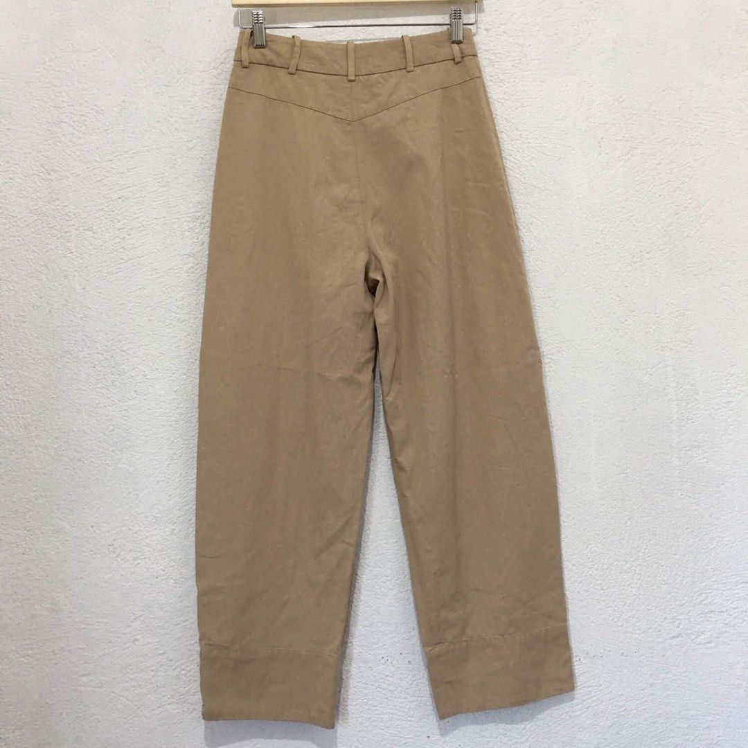Zara High Trouser Pants (Category: Other Bottoms) located in Subic. Submitted by ayvee.ph (Listing ID 1467732439, Image 3). Description: Zara High Trouser Pants One of my fave!! Very pretty 😍 A must have✨ Size: Non stretchy Waist: Upto 27 Lenght: 38-39 inches Excellent cond✅ No flaws / No issue No when worn / Haven't used it pa Price: 600 📍Olongapo City 🚛Courier: Reg J&t door to door del New miner send your details after mining (no details aut