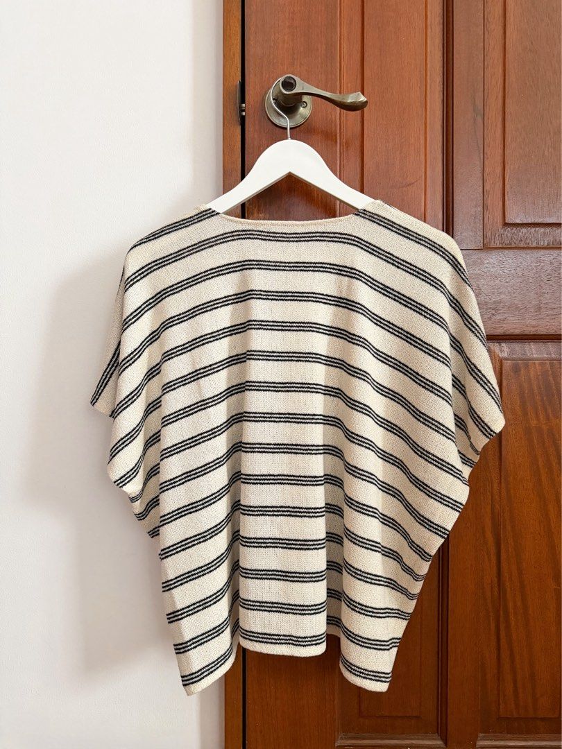 Zara Oversized Knit Top (Category: Shirts) located in Paranaque City. Submitted by consciouscleanout (Listing ID 1467732583, Image 2). Description: Worn once! Size M but runs big. Can fit up to XL frames.