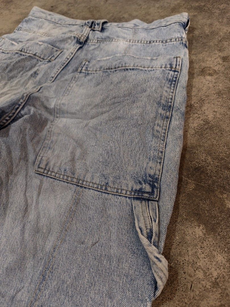 Zara Light Wash Denim Carpenter Jeans (Category: Jeans) located in Cordova. Submitted by bsb.streetluxvintage.clothing (Listing ID 1467630549, Image 3). Description: - Brand: Zara - Style: Light wash denim carpenter jeans with acid wash effect - Fit: Relaxed fit - Size: EUR 40 / USA 31 - Details: Utility pockets on the back, side hammer loop, and button fly closure - Origin: Made in Turkey - Condition: Excellent.