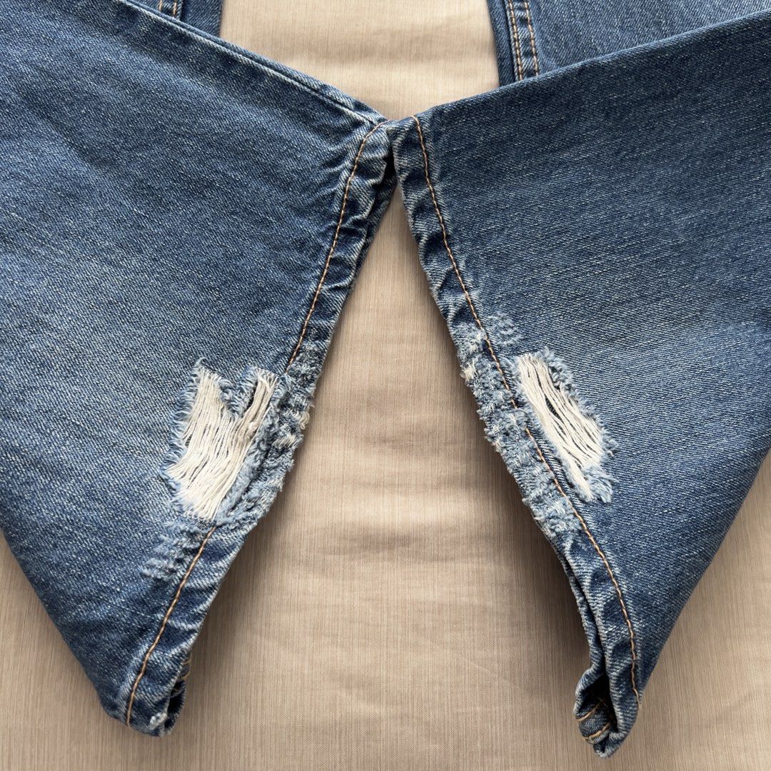 Zara Relaxed Oversize Ripped Jeans (Category: Jeans) located in Pasig City. Submitted by jenscloset86 (Listing ID 1467635570, Image 2). Description: Brand: ZARA Size: Small, EUR 36, USA 4, MEX 26 • Used ONCE only. • No flaws, no damage. • Relaxed fit. Measurement (in inches): Length: 41.5” Waist: 30” .