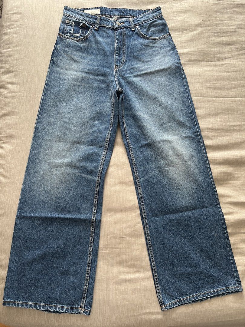 Zara Relaxed Oversize Ripped Jeans (Category: Jeans) located in Pasig City. Submitted by jenscloset86 (Listing ID 1467635570, Image 1). Description: Brand: ZARA Size: Small, EUR 36, USA 4, MEX 26 • Used ONCE only. • No flaws, no damage. • Relaxed fit. Measurement (in inches): Length: 41.5” Waist: 30” .