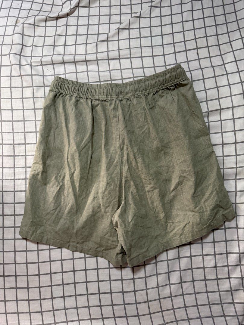 Zara relaxed-fit short (Category: Shorts) located in Manila. Submitted by pinkyswearshop2.0 (Listing ID 1467682236, Image 3). Description: .