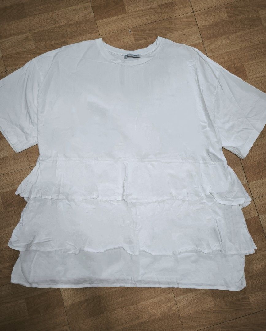 Zara white blouse (Category: Blouses) located in Manila. Submitted by wearforce (Listing ID 1467771185, Image 2). Description: Zara white blouse fit: S-M good condition color rate 9/10 450 + sf.