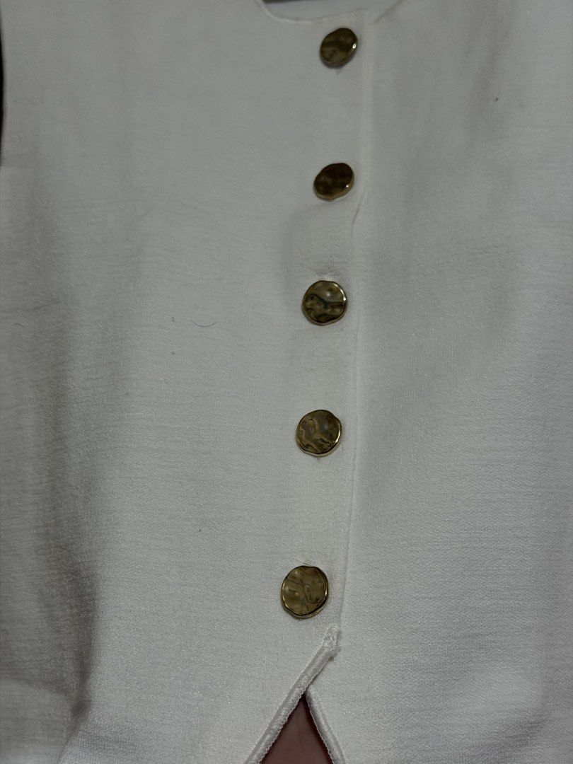 Zara White Gold Button Knit Vest (Category: Sleeveless) located in Caloocan City. Submitted by sisi_p (Listing ID 1467653592, Image 3). Description: - Size: Small (S) - Color: Classic white - Material: Clean knit fabric.