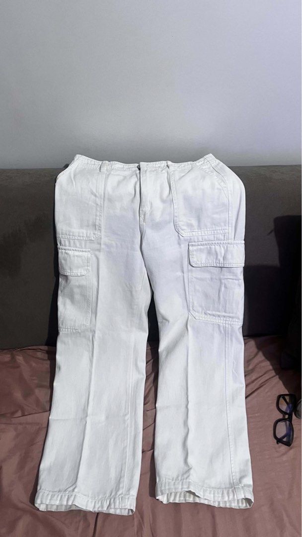 Zara White Pants (Category: Jeans) located in Mandaluyong City. Submitted by cheskasalva (Listing ID 1467603458, Image 1). Description: .
