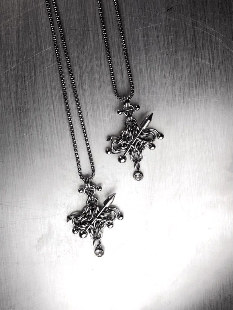 ‘Zenith’ chainmaille necklace (Category: Necklaces) located in Las Pinas. Submitted by null.alt.shop (Listing ID 1467786908, Image 3). Description: Handcrafted chainmaille pendant 17 inch cube chain Made with stainless steel .