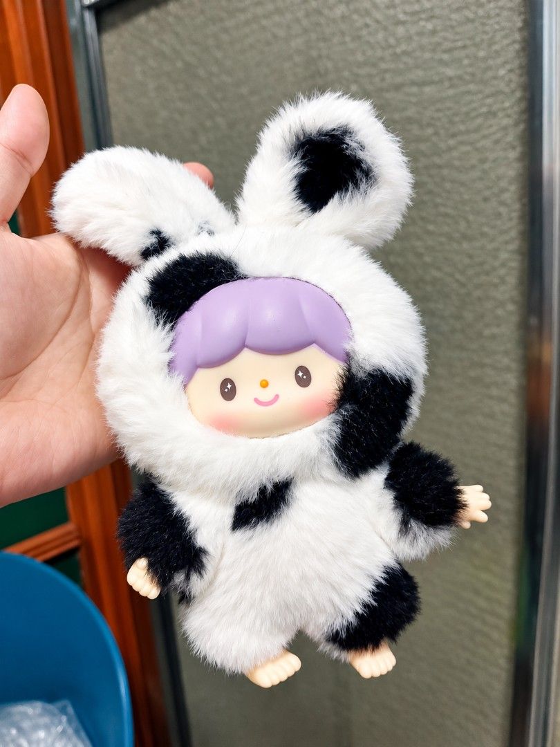 zZoton Delicious Bunny Series Charm (Category: Plushies & Soft Toys) located in La Trinidad. Submitted by honeysplushies2 (Listing ID 1467646169, Image 1). Description: like new condition articulated hands super cute and fuzzy 😍 collectible.
