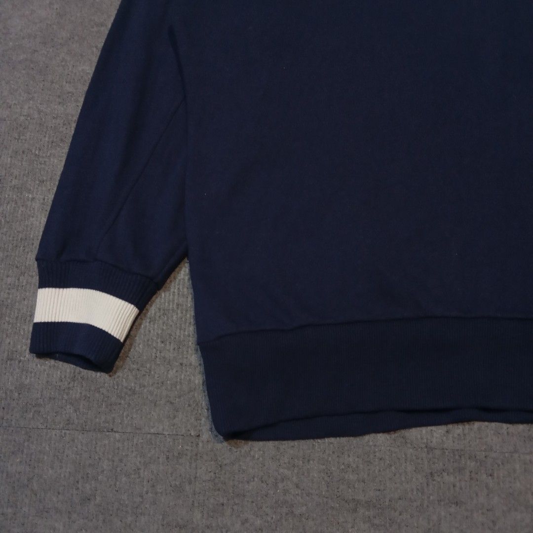 00's Ellesse Crewneck Sweatshirt (Category: Coats, Jackets and Outerwear) located in Taguig. Submitted by sito. (Listing ID 1467863080, Image 3). Description: For sale! 📣 00's Ellesse Crewneck Sweatshirt Specs and measurements: • Size Large • Length 34 inches • Width 27 inches • Sleeve Length 24 Condition Details: • Good Condition • Embroid Logo • No issue • Color rate: 10/10 • Overall Condition: 10/10 Price: ~ ₱581 Transaction Details: Location