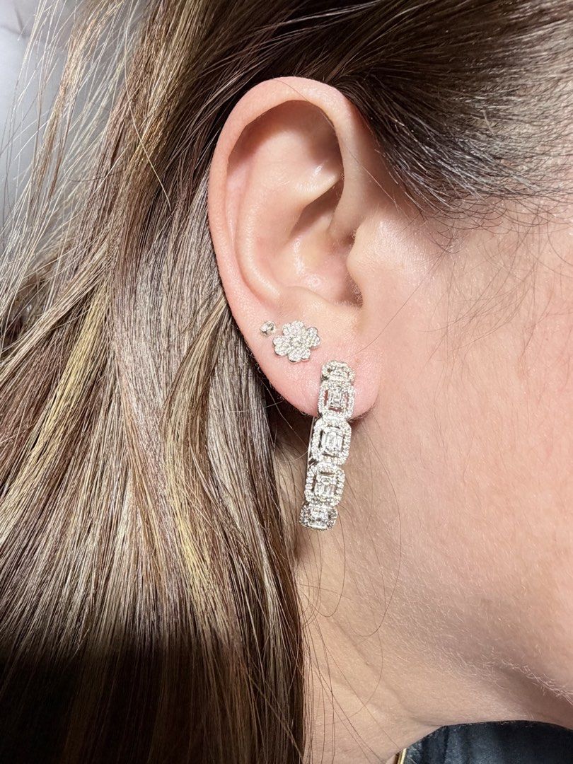 14k HK Diamond hoop earrings (Category: Earrings) located in Quezon City. Submitted by she_101279 (Listing ID 1467885328, Image 3). Description: 14k HK Diamond hoop earrings 💯% natural diamonds 💯% genuine & pawnable 💯% imported collections .