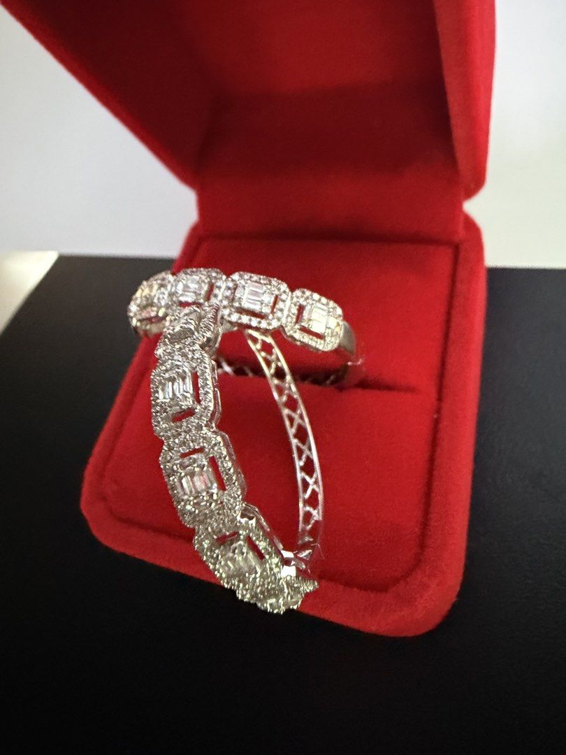 14k HK Diamond hoop earrings (Category: Earrings) located in Quezon City. Submitted by she_101279 (Listing ID 1467885328, Image 1). Description: 14k HK Diamond hoop earrings 💯% natural diamonds 💯% genuine & pawnable 💯% imported collections .