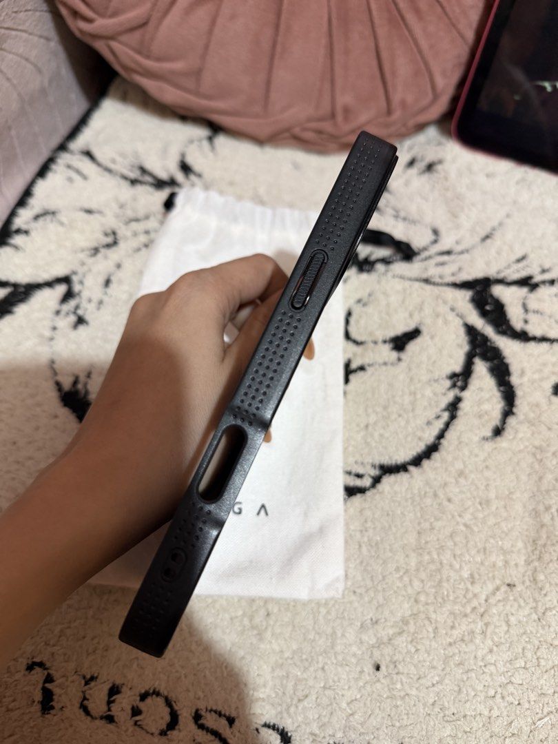 16 pro max burga case (Category: Cases & Sleeves) located in Taguig. Submitted by chen.preloveddd (Listing ID 1467932098, Image 3). Description: Preloved but still in good condition - minor scratches signs of usage but not obvious 📍Taguig south signal village.
