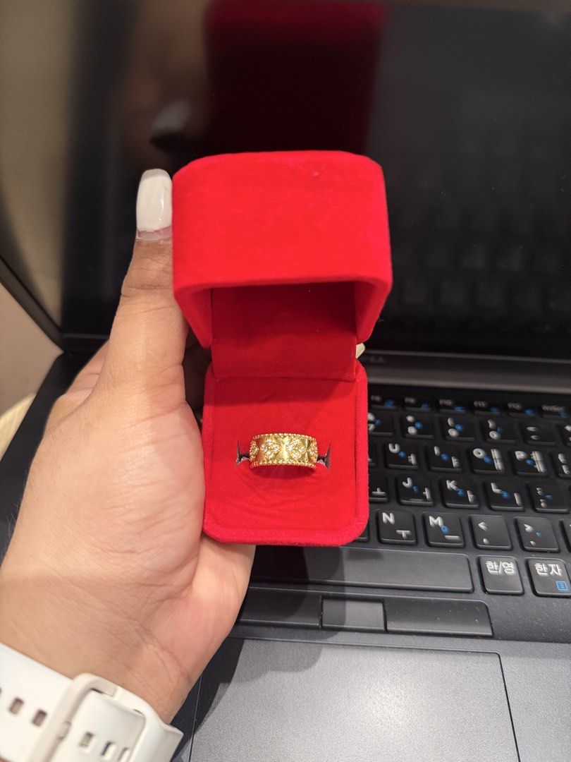 18k Gold VCA ring with diamonds (Category: Rings) located in Pasig City. Submitted by fxm_collectible_olshop77 (Listing ID 1467930722, Image 2). Description: 18karat with diamonds Weight: 6.46 - 6.50 grams Size: 7 Used once/twice Good as new Rfs: hindi na kasya, hindi pwede resize masisira design .