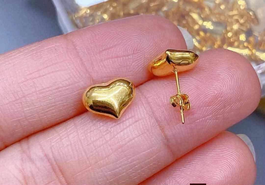 18K Saudi Gold Plain Heart Earrings (Category: Earrings) located in Caloocan City. Submitted by cheskhaionlinestore2.0 (Listing ID 1467864550, Image 2). Description: .