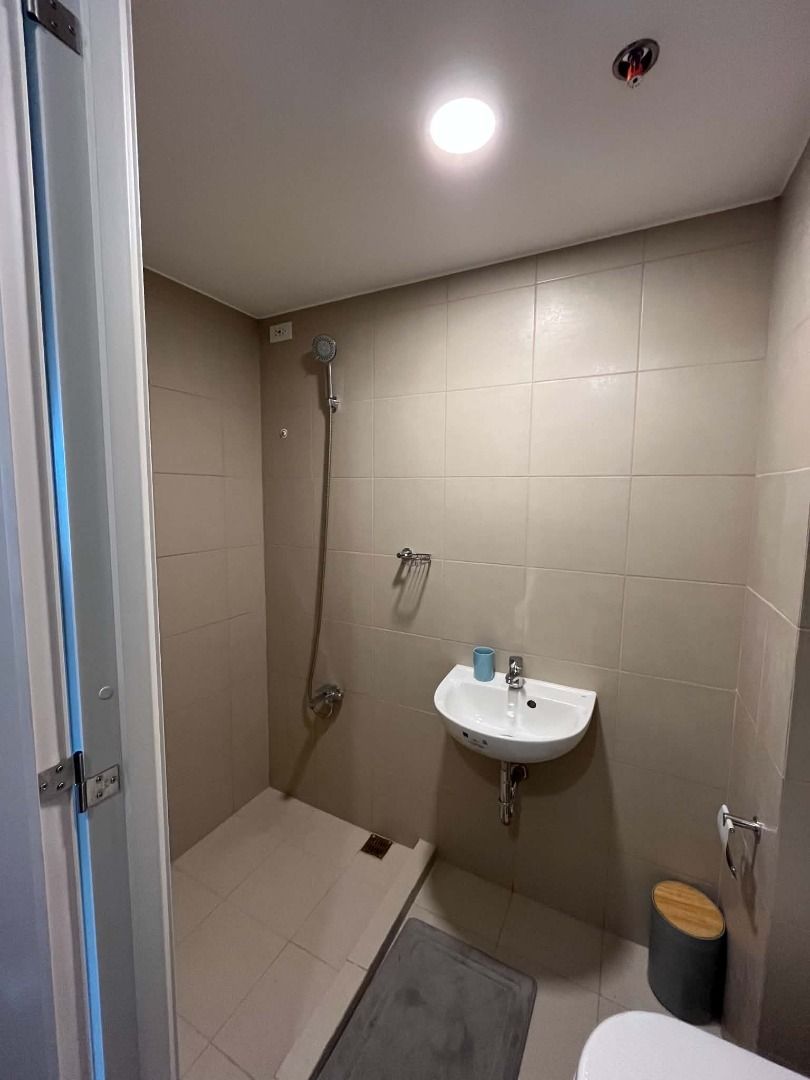 1BR CONDO UNIT FOR SALE IN PASIG (Category: Apartments & Condos) located in Pasay City. Submitted by nildzpedrosa (Listing ID 1370069792, Image 3). Description: 🏙️ CONDO UNIT FOR SALE – HAMPTON GARDENS, PASIG CITY! 🏡✨ 🔑 READY FOR OCCUPANCY (RFO)! Move into your new home or start earning through rental income! 90K TO MOVE-IN Looking for a condo in Pasig? This is your chance to own a unit at Hampton Gardens! ❤️ ✨ Ideal for: 🏡 End-users looking 