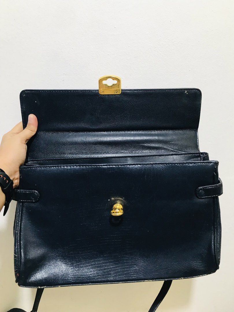 2 WAY SLING BAG (Category: Cross-body Bags) located in Gamu. Submitted by 2022bagsbunny (Listing ID 1468009319, Image 3). Description: .