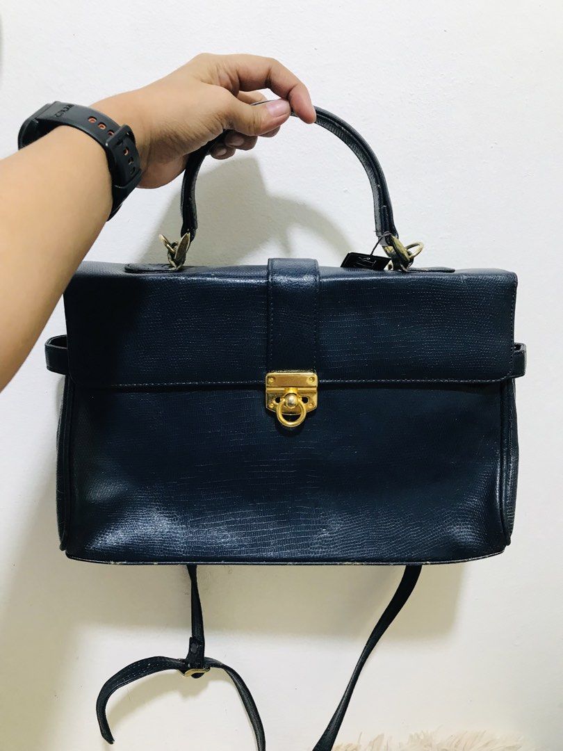 2 WAY SLING BAG (Category: Cross-body Bags) located in Gamu. Submitted by 2022bagsbunny (Listing ID 1468009319, Image 1). Description: .