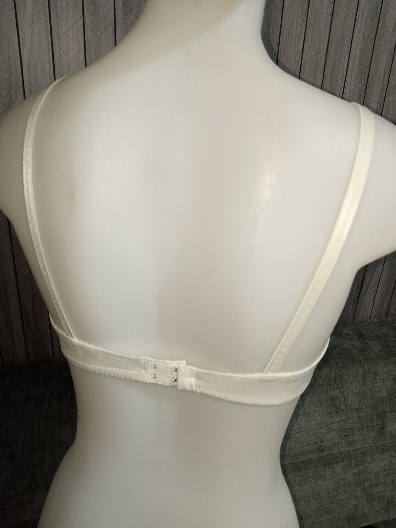 32c White lace bra thin soft pads underwired (Category: Undergarments & Loungewear) located in Manila. Submitted by truecrystal-1407 (Listing ID 1467945777, Image 3). Description: .