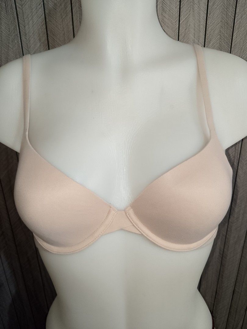 34a Calvin Klein seamless bra thin pads with underwire (Category: Undergarments & Loungewear) located in Manila. Submitted by truecrystal-1407 (Listing ID 1467841345, Image 1). Description: .