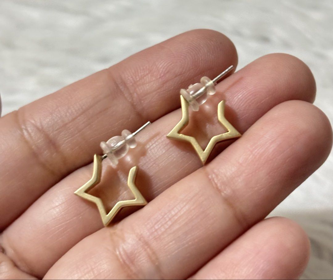 925 Post Mini Star hoop Earrings (Category: Earrings) located in Paranaque City. Submitted by dalle_closet (Listing ID 1467870235, Image 2). Description: silver po ung post/stem nito.