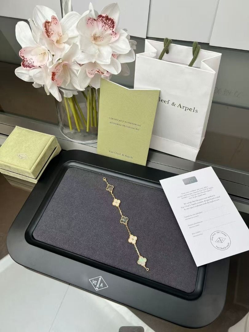 梵克雅宝 (Category: Luxury Accessories) located in Bayang. Submitted by mysticbird77 (Listing ID 1467901937, Image 3). Description: .