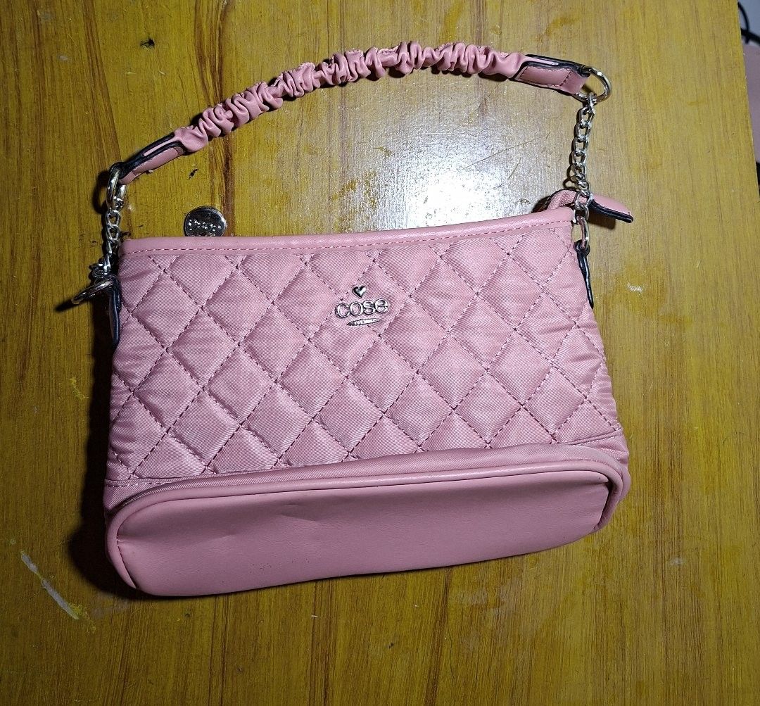🎀 Cose Pink Quilted Shoulder Bag (Category: Sling Bags) located in Catbalogan. Submitted by magillianc33890 (Listing ID 1467987338, Image 2). Description: Super cute & practical everyday bag in lovely soft pink! ✅ Details: - Brand: Cose ​ - Color: Dusty / Blush Pink ​ - Material: Smooth nylon quilted fabric + faux leather trims ​ - Style: Diamond quilted pattern, sleek & lightweight ​ - Dual carry options: Ruched fabric top handle + detachable s