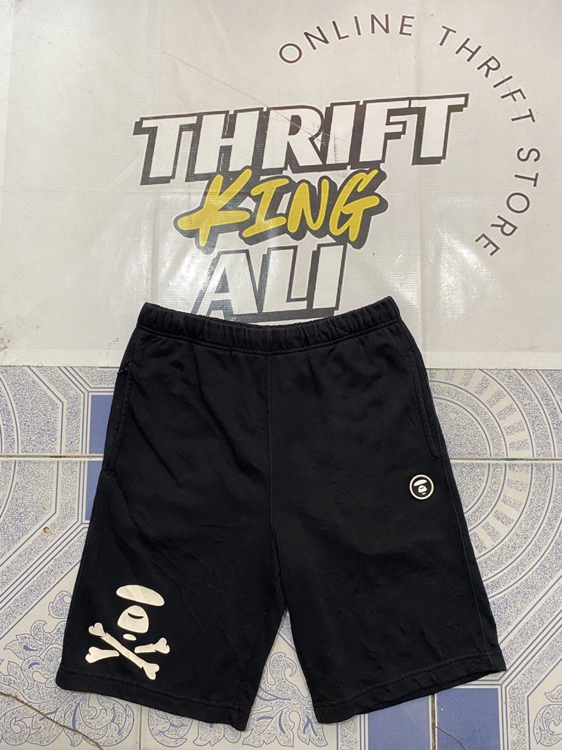AAPE sweat short (Category: Shorts) located in Rosario. Submitted by thrift_king_ali (Listing ID 1467857342, Image 1). Description: AAPE Medium on tag issue: Minimal hairlines Dimes: W-29 to 36 L-20.5 excellent condition 450+sf.