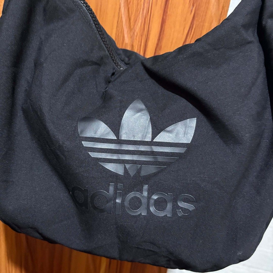 Adidas two way shoulder bag (Category: Shoulder Bags) located in Alburquerque. Submitted by abj_thriftshop (Listing ID 1468045666, Image 2). Description: excellent no issue.