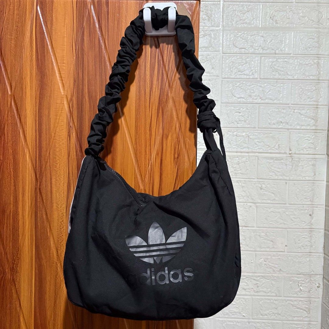 Adidas two way shoulder bag (Category: Shoulder Bags) located in Alburquerque. Submitted by abj_thriftshop (Listing ID 1468045666, Image 1). Description: excellent no issue.