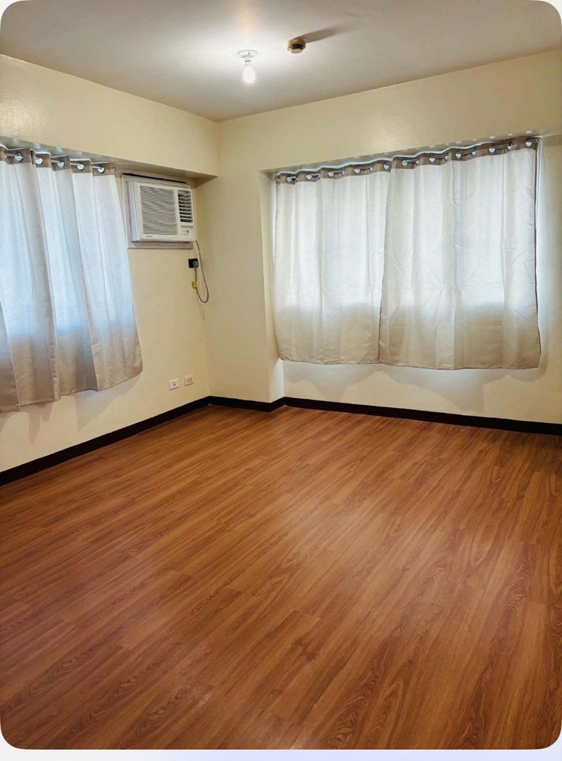 Alabang Rush Sale West Parc Condominium (Category: Apartments & Condos) located in Muntinlupa City. Submitted by wengalajar74 (Listing ID 1467896232, Image 1). Description: Rush Sale West Parc Condo Filinvest Alabang Unit @ 6th floor 2 Bedrooms Bi-Level Area: 73 sqm Wit 1 Parking Slot Facing Alabang Zapote Road Pet Friendly Turn Over is Bare Unit Price: Unit: Php 6,500,000.00 Include Capital Gain Tax Parking Slot: Php: 1,000,000 West Parc is a Pr