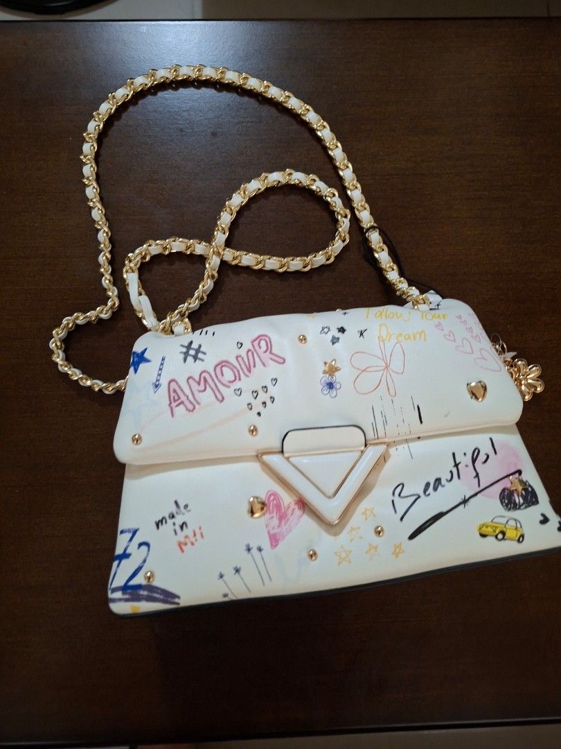 Aldo Cross-body bag (Category: Cross-body Bags) located in Paranaque City. Submitted by lancrts0871967 (Listing ID 1467845906, Image 1). Description: Selling this authentic ALDO crossbody bag in brand new condition. Hindi pa nagagamit at may original price tag pa. Unique printed design with gold-tone hardware Clean and in excellent condition Perfect for casual wear, dates, travel, or as a gift RFS: Decluttering. Delivery: Lalamove/Grab available.