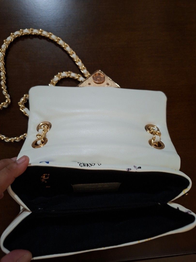Aldo Cross-body bag (Category: Cross-body Bags) located in Paranaque City. Submitted by lancrts0871967 (Listing ID 1467845906, Image 3). Description: Selling this authentic ALDO crossbody bag in brand new condition. Hindi pa nagagamit at may original price tag pa. Unique printed design with gold-tone hardware Clean and in excellent condition Perfect for casual wear, dates, travel, or as a gift RFS: Decluttering. Delivery: Lalamove/Grab available.