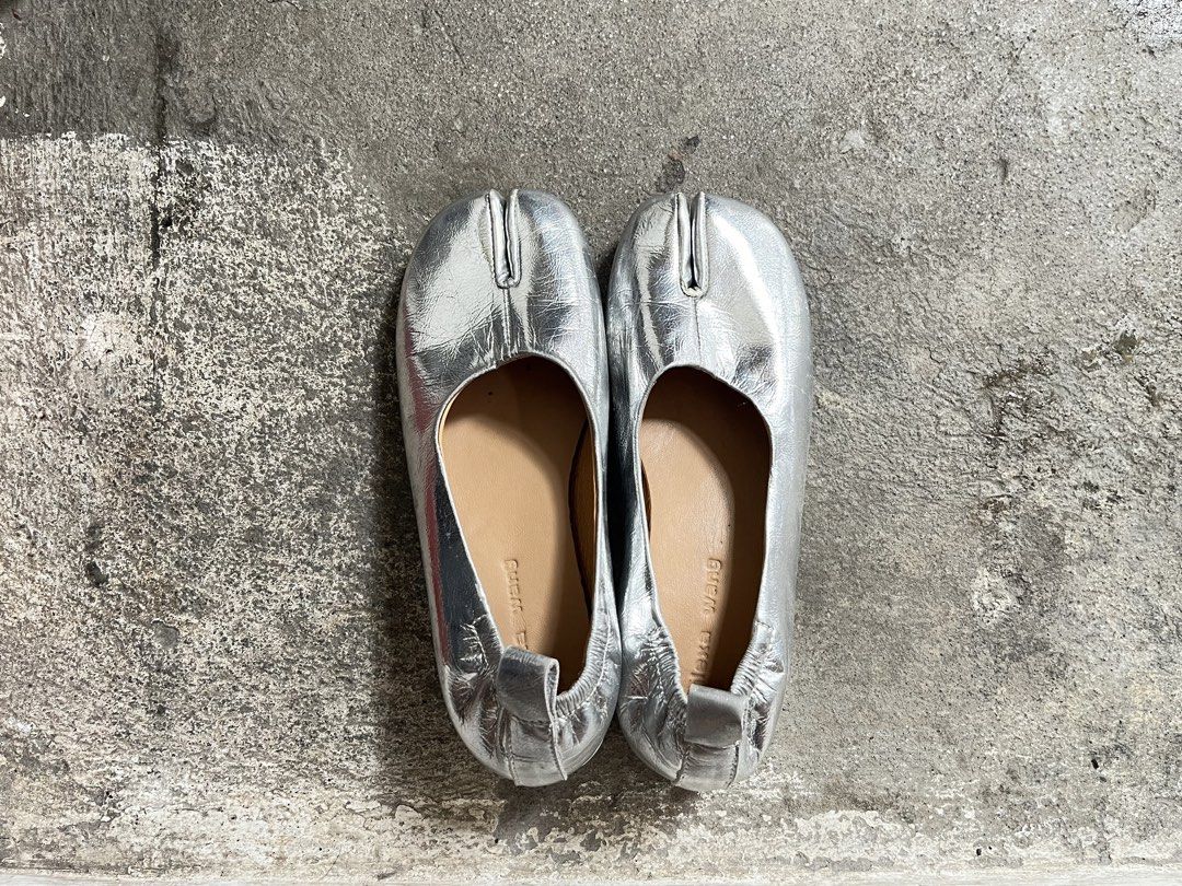 Alexa Wang Tabi flats - Silver (Category: Flats & Sandals) located in Manila. Submitted by isabelm_ (Listing ID 1467901529, Image 1). Description: Alexa Wang Tabi - Silver Fits 22-22.5CM 9/10 Condition Used once // hate to let this go but it's small on me </3 ₱700 (plus SF) 🌪️ via Lalamove/J&T/LBC North Caloocan area.