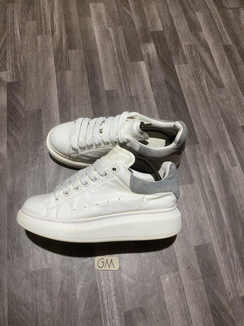 Alexander McQueen Oversized (Category: Sneakers) located in Cebu City. Submitted by freemoon.b85e0c (Listing ID 1468037887, Image 2). Description: Alexander McQueen Oversized Legit/2nd hand Size 7 us/6 uk/40 euro/25 cm Price 1250 plus sf Good condition.