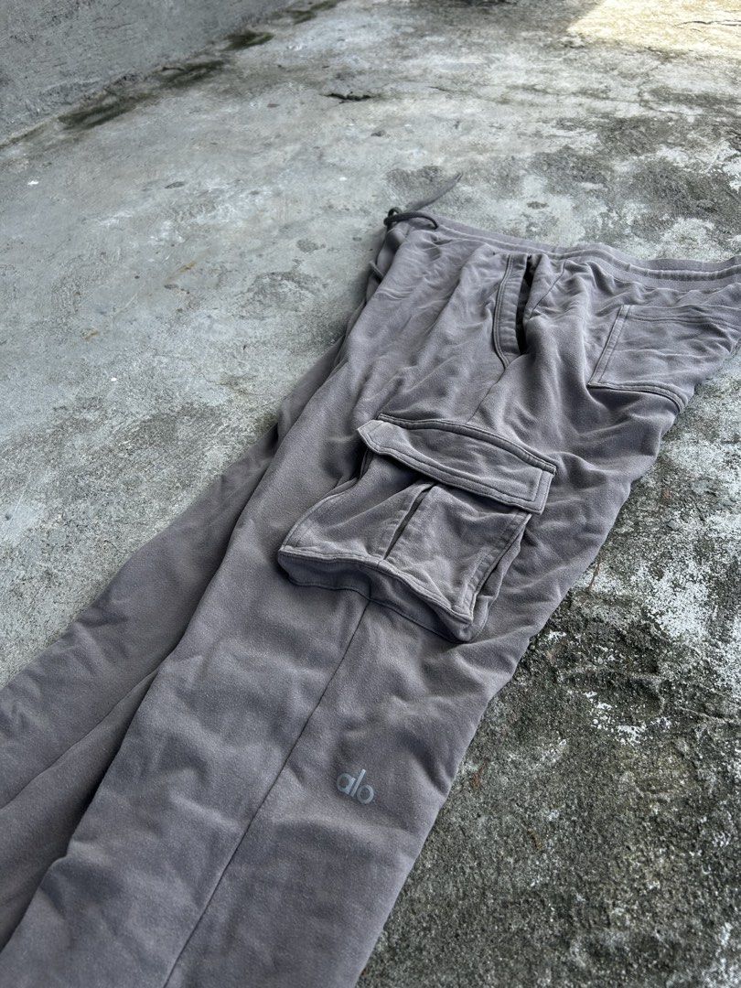 Alo Yoga Unwind Cargo Pants (Category: Other Bottoms) located in Balanga. Submitted by nothingtohold.co (Listing ID 1467923802, Image 2). Description: Alo Yoga Unwind Cargo Pants Medium on tag | 26-30 waistline | 40.5 length | 9.8 condition No issue Gcash | jnt | bataan Vouch~vc.