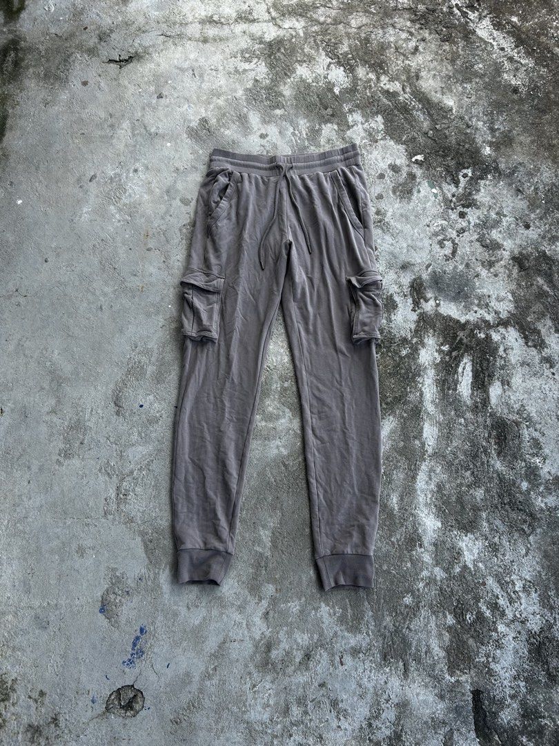 Alo Yoga Unwind Cargo Pants (Category: Other Bottoms) located in Balanga. Submitted by nothingtohold.co (Listing ID 1467923802, Image 1). Description: Alo Yoga Unwind Cargo Pants Medium on tag | 26-30 waistline | 40.5 length | 9.8 condition No issue Gcash | jnt | bataan Vouch~vc.
