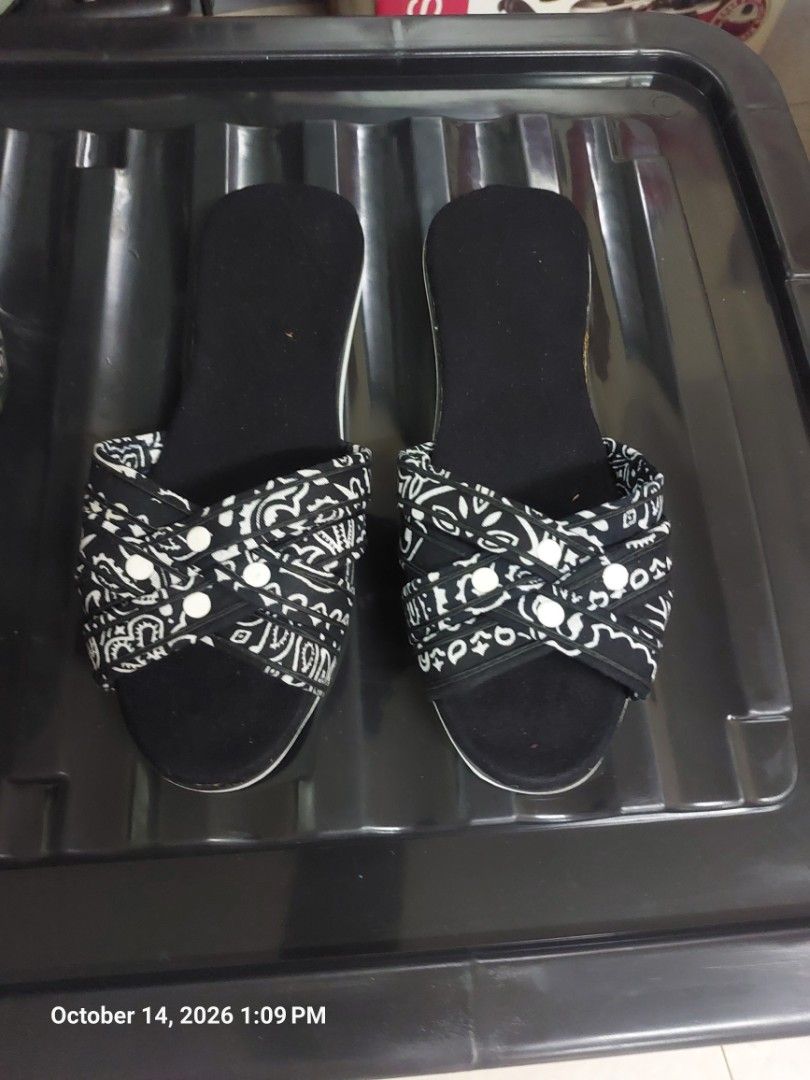 Alpombra bandana (Category: Slippers & Slides) located in Manila. Submitted by emong.emong (Listing ID 1467880542, Image 2). Description: -brand new old stock alpombra bandana for only 300 pesos. -filipino size 10, 11, 12, 13 -patahi niyo n lang para mas matibay lalo -paco manila.