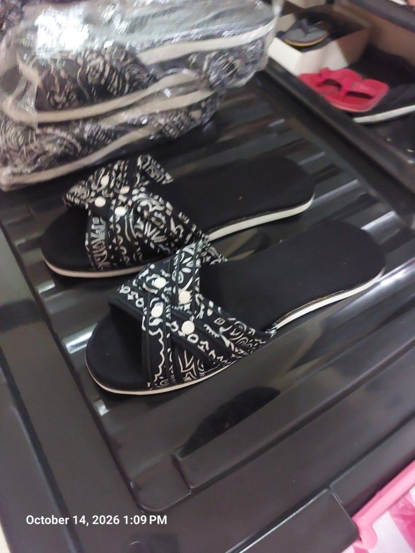 Alpombra bandana (Category: Slippers & Slides) located in Manila. Submitted by emong.emong (Listing ID 1467880542, Image 1). Description: -brand new old stock alpombra bandana for only 300 pesos. -filipino size 10, 11, 12, 13 -patahi niyo n lang para mas matibay lalo -paco manila.