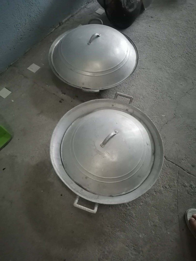 Aluminium Woks Colanders Lids Utensils Scale (Category: Cookware & Accessories) located in Makati City. Submitted by cathymadrid18 (Listing ID 1467956768, Image 3). Description: - Complete kitchen gear bundle ideal for starting out or upgrading your setup - Includes multiple aluminium woks, colanders with handles, and matching lids - Comes with two wooden-handled cooking utensils for daily use - Features a vintage-style red mechanical weighing sc