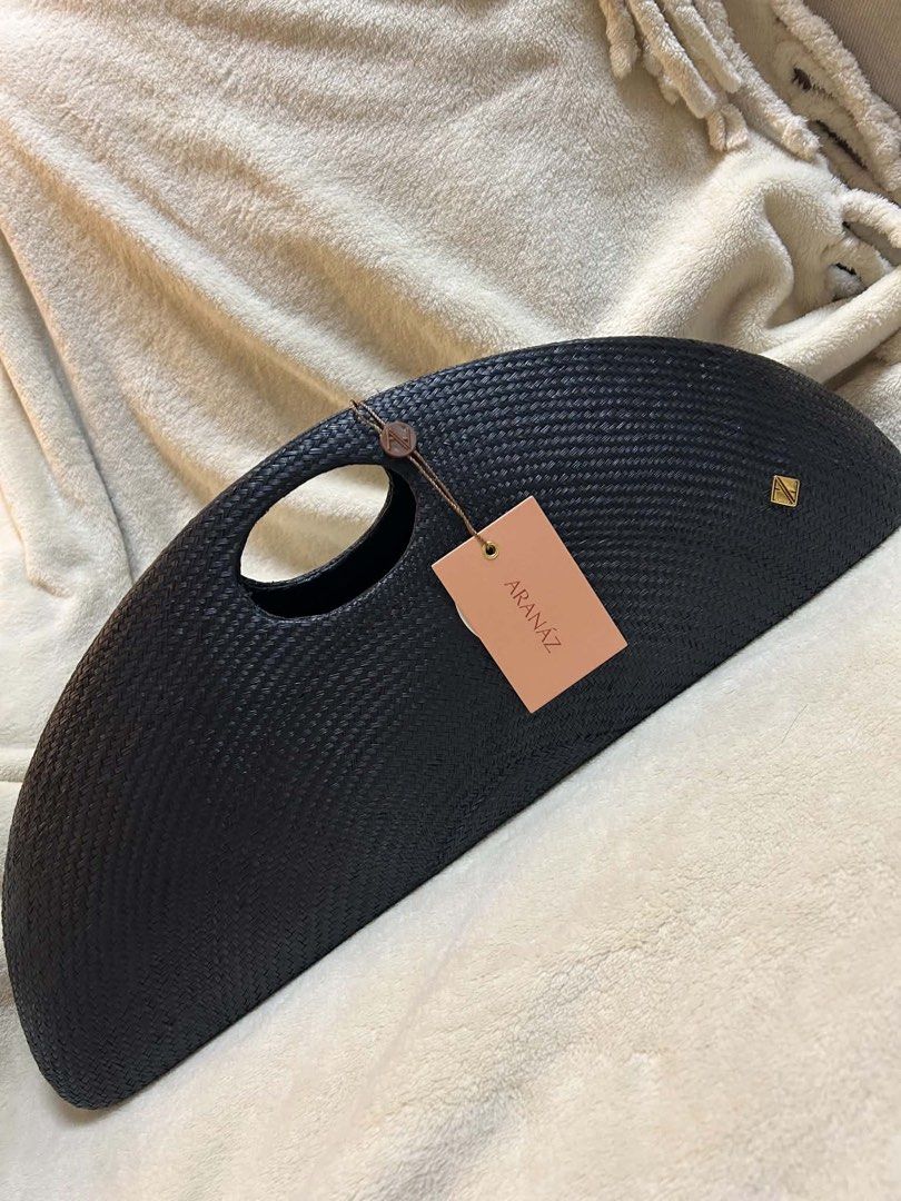 Amor 2 medium (Category: Clutches) located in Manila. Submitted by sophiaaaa_shop (Listing ID 1467915116, Image 1). Description: .