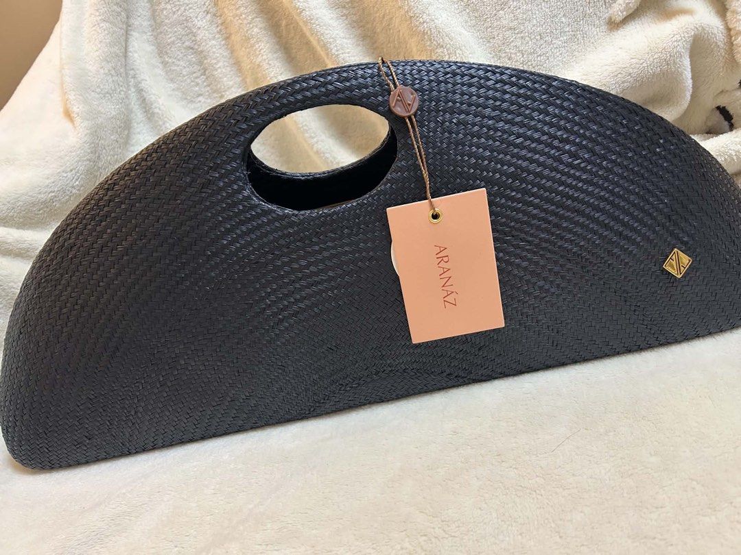 Amor 2 medium (Category: Clutches) located in Manila. Submitted by sophiaaaa_shop (Listing ID 1467915116, Image 3). Description: .
