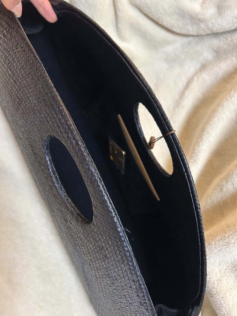 Amor 2 medium (Category: Clutches) located in Manila. Submitted by sophiaaaa_shop (Listing ID 1467915116, Image 2). Description: .