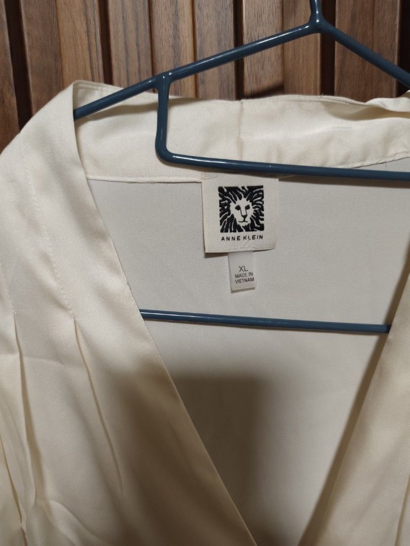 Anne klein Pleaded front v-neck button up shirt (Category: Longsleeves) located in Cavite. Submitted by oncetop_declutter (Listing ID 1467975323, Image 3). Description: brandnew without hangtag best fit to 2x-3x wringkled due to storage.