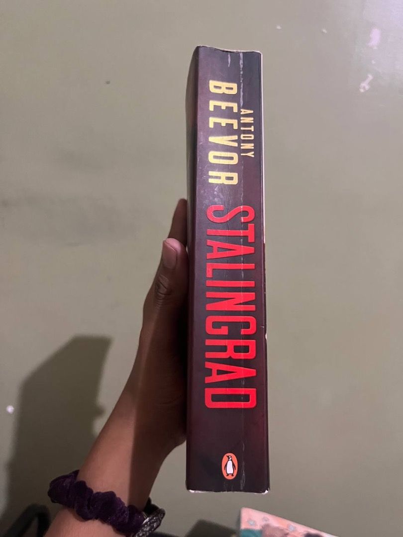 Antony Beevor - Stalingrad (Category: Storybooks) located in Carmen. Submitted by grei.librongbaligya. (Listing ID 1468011078, Image 2). Description: Antony Beevor - Stalingrad Cover has noticeable edge wear. Visible cover fold mark. Minimal spine crease. Laminate film wear across the edges. .