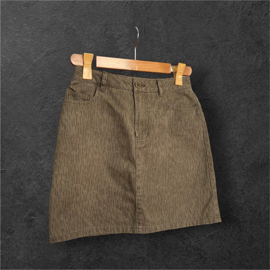 A.P.C OLIVE TONED MINI SKIRT RAINDROP CAMOUFLAGE PATTERN (Category: Skirts) located in Solano. Submitted by brokeboyzsupply (Listing ID 1467945540, Image 3). Description: Size: XS Length: 17 Leg opening: 19.5 Color rate: 10/10 Condition: 10/10 Issue/s: None - Can fit 26-28 - Japan release “Color may vary due to lighting”.