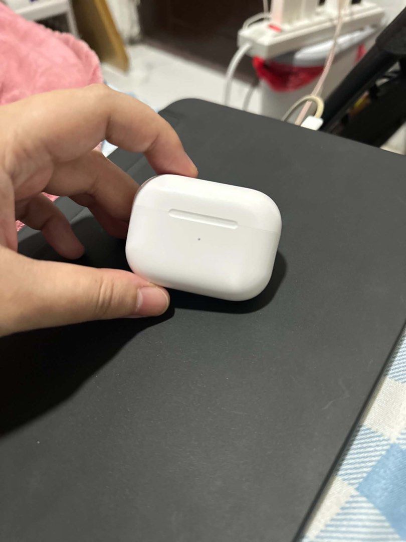 Apple AirPods Pro (Lightning Cable) (Category: Earphones) located in Zamboanga. Submitted by tashlieannnatad (Listing ID 1467911635, Image 1). Description: Airpods Pro — RIGHT PIECE ONLY! Good working condition!! Price Negotiable With free lightning cable RFS : Decluttering Location : East Rembo, Taguig Delivery free will be shouldered by buyer - Model: Apple AirPods Pro - Features: Lightning port, lanyard loop, and built-in speaker holes - Condi