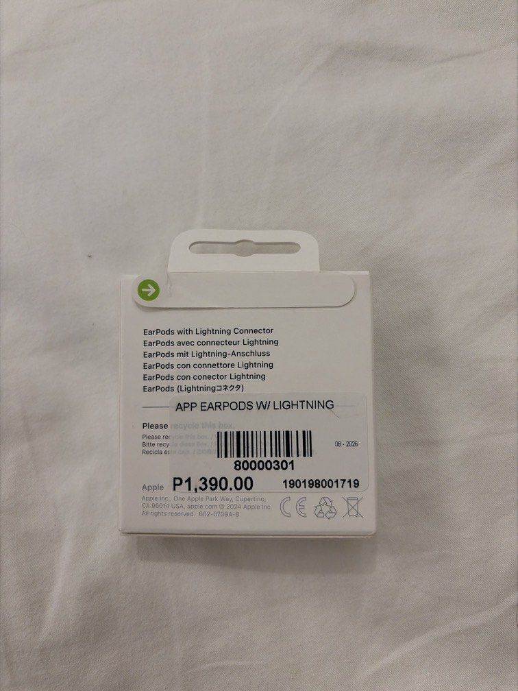 Apple EarPods | Lightning connector (Category: Headphones & Headsets) located in Manila. Submitted by niks.fits (Listing ID 1467981783, Image 2). Description: RFS: bought wrong connector.