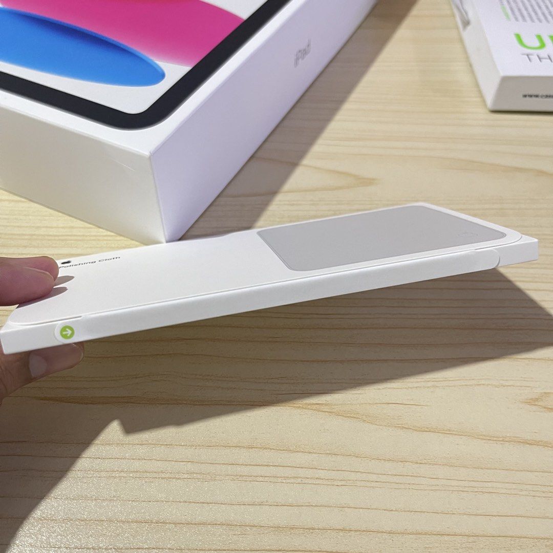Apple Polishing Cloth (Category: Other Mobile & Gadget Accessories) located in San Leonardo. Submitted by emn_gadgetgrid (Listing ID 1467974187, Image 3). Description: Apple Polishing Cloth from Beyond the box.