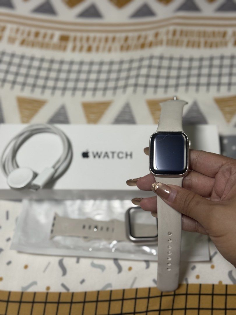 Apple Watch SE 3 GPS 40mm (Category: Wearables & Smart Watches) located in Las Pinas. Submitted by norlsss (Listing ID 1467942053, Image 3). Description: Apple Watch SE 3 GPS Starlight, 40mm Comes with original charger, box and extra strap (bought online) Still under warranty until April 10, 2027 Honest issue: may gasgas sa screen (upper left) but can still function well..